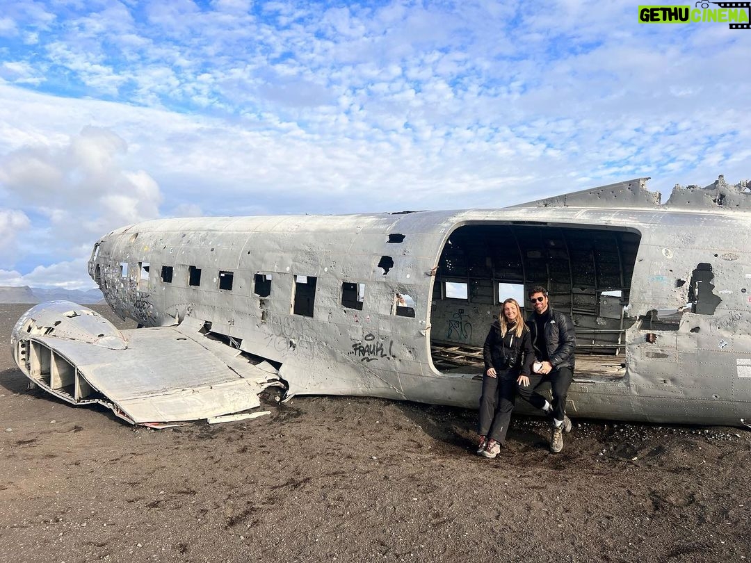 Michelle Renaud Instagram - DC-3 Plane.. con mi amor ♥️ Pd Èl ridiculo que está arriba del avión NO ES MATI , es un irrespetuoso que ademas lo rompió al bajar 🫣 #iceland #dc3planewreckage #dc3planeiceland Dc-3 Plane Wreckage