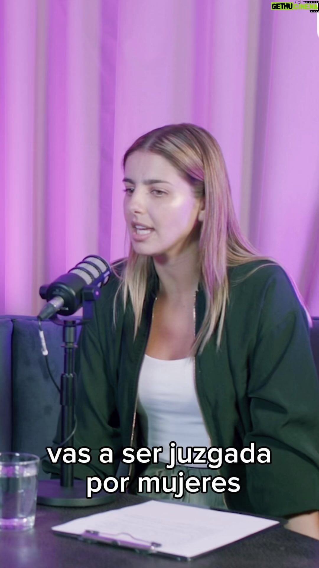 Michelle Renaud Instagram - ¡Dejemos de juzgarnos! Todas somos hermosas y perfectas a nuestra manera.💘✨ Escucha el episodio completo. Link en bio.🎙️ #bonitainsideout #bellezasinfiltros #bellezareal #amorpropio #michellerenaud #cuerposreales