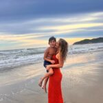 Michelle Renaud Instagram - Atardecer 🌅♥️ De estas fotos debo confesar .. que mi bebé ya pesa como Niño grande 🤣🫶🏻 @d_barroso que bonito que pase la vida y siempre estemos juntas.. y ahora nuestros hijos sean PRIMOS ♥️