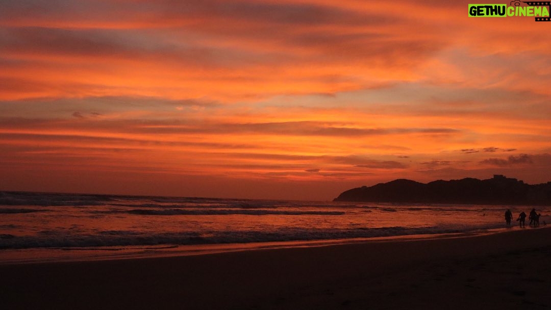 Michelle Renaud Instagram - Colores y mas colores…. Beauté ✨ . . #photo #canon #50mm Acapulco, Guerrero