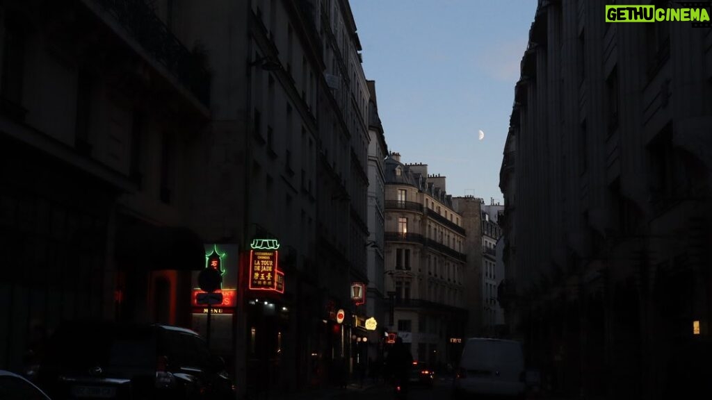 Michelle Renaud Instagram - Paris♥️ París est la ville la plus belle, lumineuse et magique du monde. Je veux y vivre un million d'aventures avec l'amour de ma vie.🫶🏻🫶🏻
