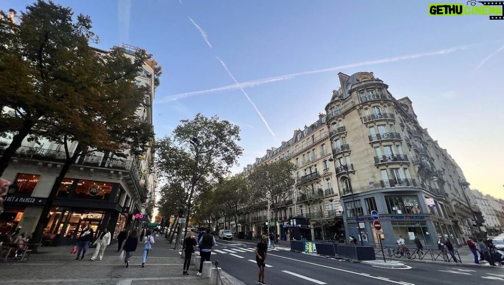 Michelle Renaud Instagram - Paris♥️ París est la ville la plus belle, lumineuse et magique du monde. Je veux y vivre un million d'aventures avec l'amour de ma vie.🫶🏻🫶🏻