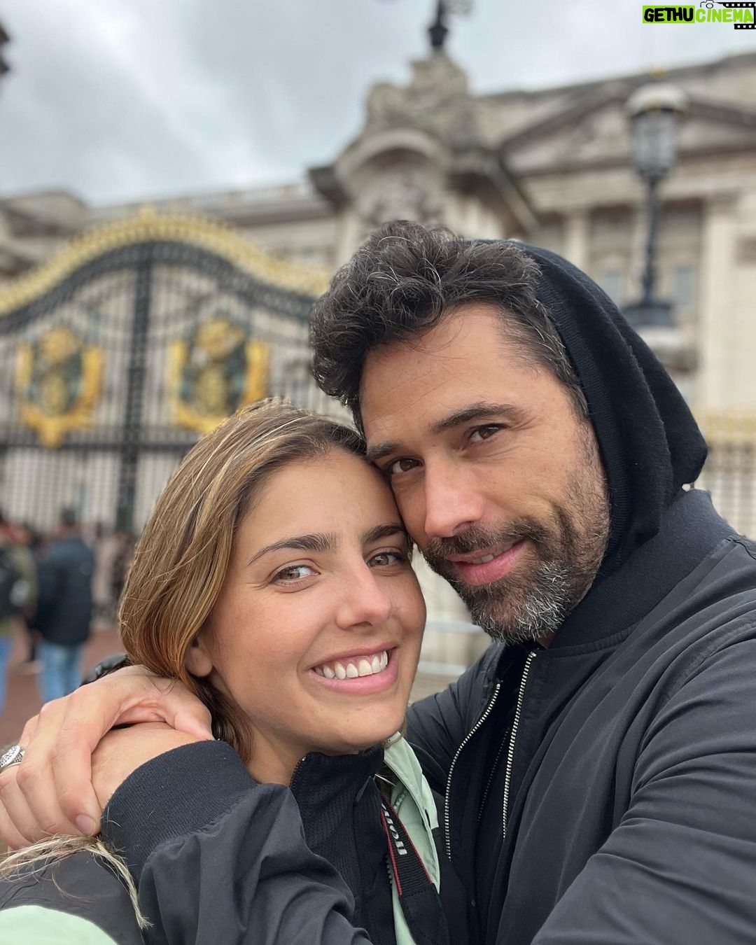 Michelle Renaud Instagram - London🇬🇧 La ciudad más hermosa que he visitado, sin duda es la más arraigada a su historia, conservando y cuidando su belleza. Una ciudad perfecta para venir a festejar el amor ♥️ @matlechat Quédense con quien los vea como yo veo a Mati ( ultima foto) London, England, UK