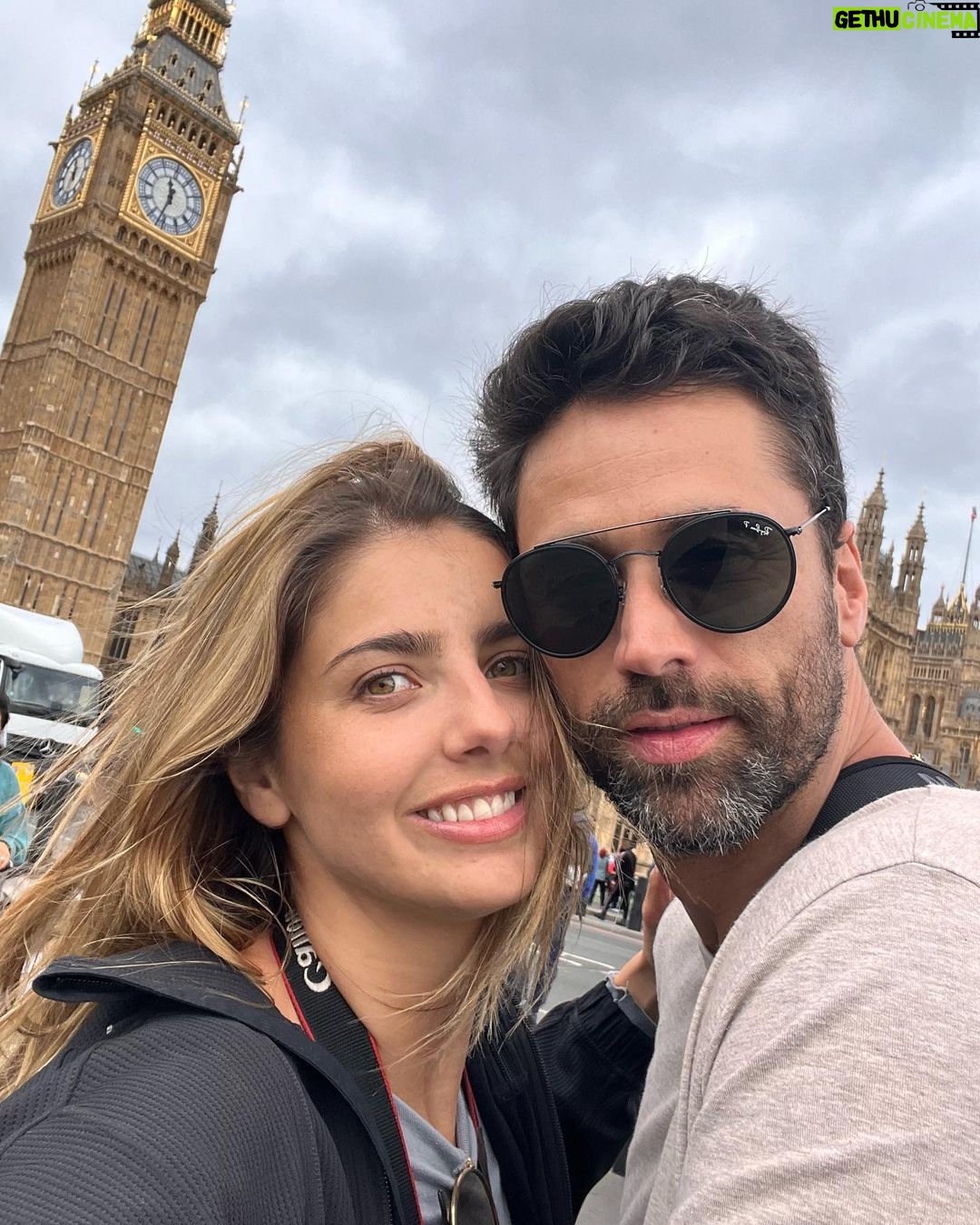 Michelle Renaud Instagram - London🇬🇧 La ciudad más hermosa que he visitado, sin duda es la más arraigada a su historia, conservando y cuidando su belleza. Una ciudad perfecta para venir a festejar el amor ♥️ @matlechat Quédense con quien los vea como yo veo a Mati ( ultima foto) London, England, UK