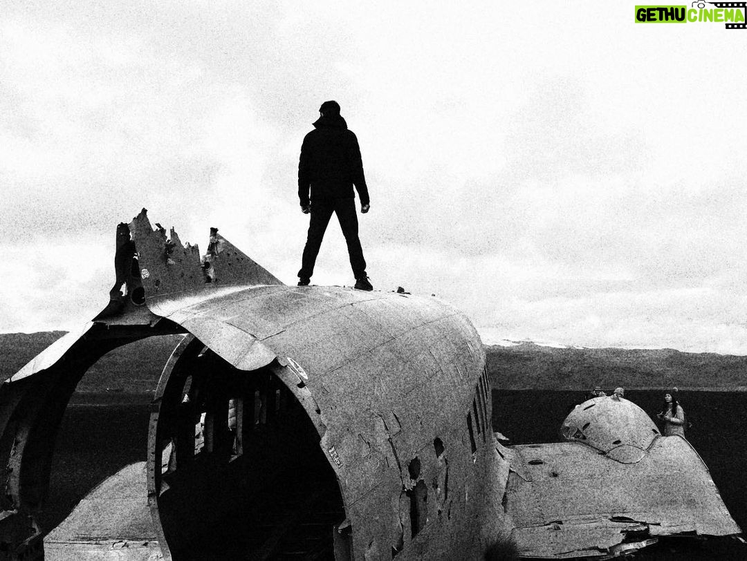 Michelle Renaud Instagram - DC-3 Plane.. con mi amor ♥️ Pd Èl ridiculo que está arriba del avión NO ES MATI , es un irrespetuoso que ademas lo rompió al bajar 🫣 #iceland #dc3planewreckage #dc3planeiceland Dc-3 Plane Wreckage