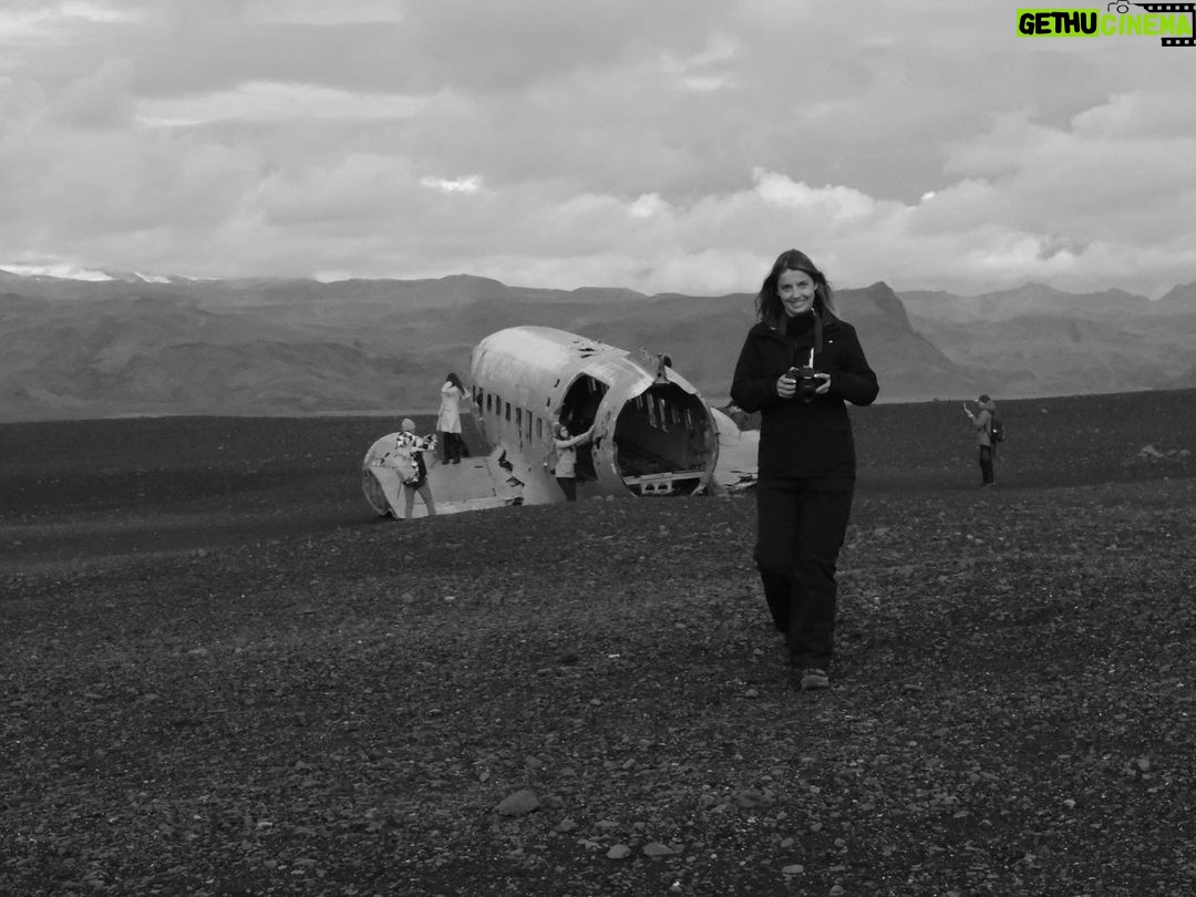 Michelle Renaud Instagram - DC-3 Plane.. con mi amor ♥️ Pd Èl ridiculo que está arriba del avión NO ES MATI , es un irrespetuoso que ademas lo rompió al bajar 🫣 #iceland #dc3planewreckage #dc3planeiceland Dc-3 Plane Wreckage