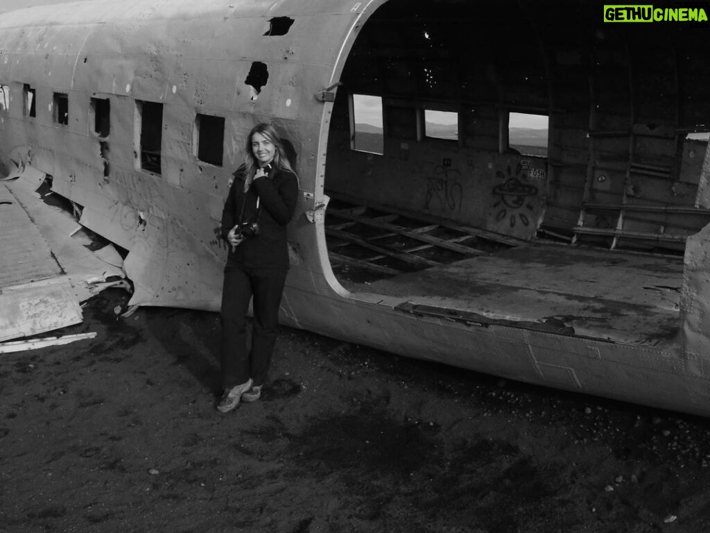 Michelle Renaud Instagram - DC-3 Plane.. con mi amor ♥️ Pd Èl ridiculo que está arriba del avión NO ES MATI , es un irrespetuoso que ademas lo rompió al bajar 🫣 #iceland #dc3planewreckage #dc3planeiceland Dc-3 Plane Wreckage