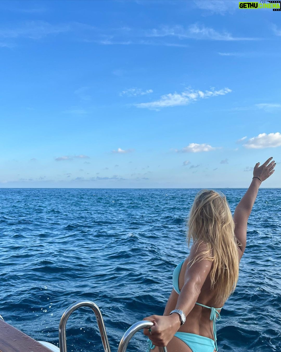 Michelle Renaud Instagram - Sea la vie !! 🤍✨🐚🌴