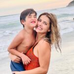 Michelle Renaud Instagram - Atardecer 🌅♥️ De estas fotos debo confesar .. que mi bebé ya pesa como Niño grande 🤣🫶🏻 @d_barroso que bonito que pase la vida y siempre estemos juntas.. y ahora nuestros hijos sean PRIMOS ♥️