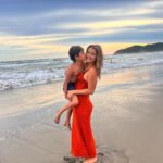 Michelle Renaud Instagram - Atardecer 🌅♥️ De estas fotos debo confesar .. que mi bebé ya pesa como Niño grande 🤣🫶🏻 @d_barroso que bonito que pase la vida y siempre estemos juntas.. y ahora nuestros hijos sean PRIMOS ♥️