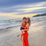 Michelle Renaud Instagram - Atardecer 🌅♥️ De estas fotos debo confesar .. que mi bebé ya pesa como Niño grande 🤣🫶🏻 @d_barroso que bonito que pase la vida y siempre estemos juntas.. y ahora nuestros hijos sean PRIMOS ♥️