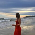 Michelle Renaud Instagram - Atardecer 🌅♥️ De estas fotos debo confesar .. que mi bebé ya pesa como Niño grande 🤣🫶🏻 @d_barroso que bonito que pase la vida y siempre estemos juntas.. y ahora nuestros hijos sean PRIMOS ♥️