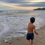 Michelle Renaud Instagram - Atardecer 🌅♥️ De estas fotos debo confesar .. que mi bebé ya pesa como Niño grande 🤣🫶🏻 @d_barroso que bonito que pase la vida y siempre estemos juntas.. y ahora nuestros hijos sean PRIMOS ♥️