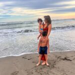 Michelle Renaud Instagram - Atardecer 🌅♥️ De estas fotos debo confesar .. que mi bebé ya pesa como Niño grande 🤣🫶🏻 @d_barroso que bonito que pase la vida y siempre estemos juntas.. y ahora nuestros hijos sean PRIMOS ♥️