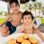 Michelle Renaud Instagram - Atardecer 🌅♥️ De estas fotos debo confesar .. que mi bebé ya pesa como Niño grande 🤣🫶🏻 @d_barroso que bonito que pase la vida y siempre estemos juntas.. y ahora nuestros hijos sean PRIMOS ♥️