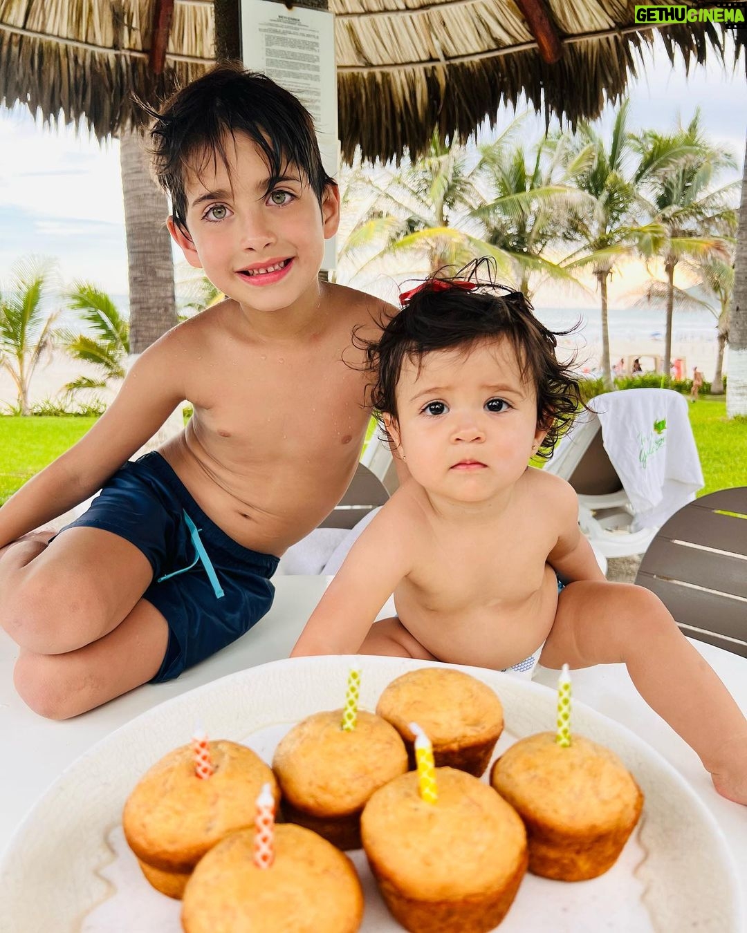 Michelle Renaud Instagram - Atardecer 🌅♥️ De estas fotos debo confesar .. que mi bebé ya pesa como Niño grande 🤣🫶🏻 @d_barroso que bonito que pase la vida y siempre estemos juntas.. y ahora nuestros hijos sean PRIMOS ♥️