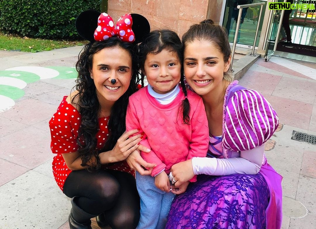 Michelle Renaud Instagram - FELIZ CUMPLEAÑOS a mi hermana,cómplice, psicologa, amiga favorita en el mundo !! Te amo con todo el corazón y deseo sigas siendo tan feliz como lo has sido siempre , llena de amor y de muchas bendiciones. 🎉🎉💗💗💗