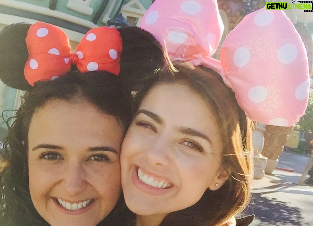 Michelle Renaud Instagram - FELIZ CUMPLEAÑOS a mi hermana,cómplice, psicologa, amiga favorita en el mundo !! Te amo con todo el corazón y deseo sigas siendo tan feliz como lo has sido siempre , llena de amor y de muchas bendiciones. 🎉🎉💗💗💗