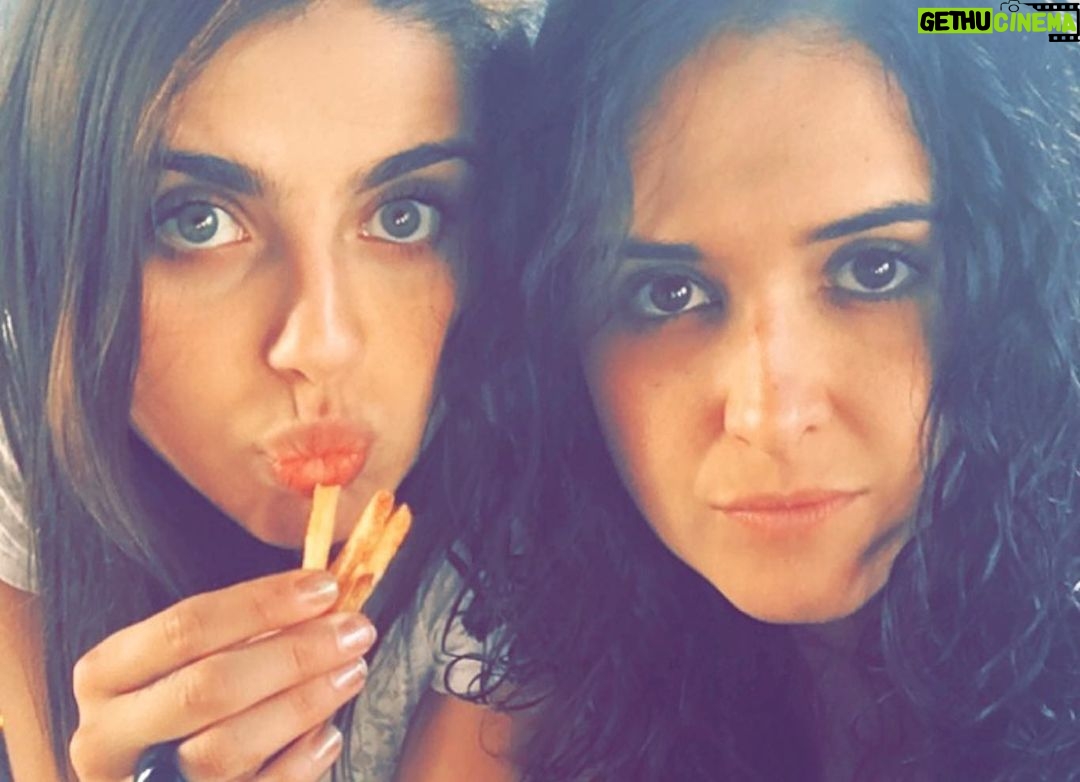 Michelle Renaud Instagram - FELIZ CUMPLEAÑOS a mi hermana,cómplice, psicologa, amiga favorita en el mundo !! Te amo con todo el corazón y deseo sigas siendo tan feliz como lo has sido siempre , llena de amor y de muchas bendiciones. 🎉🎉💗💗💗