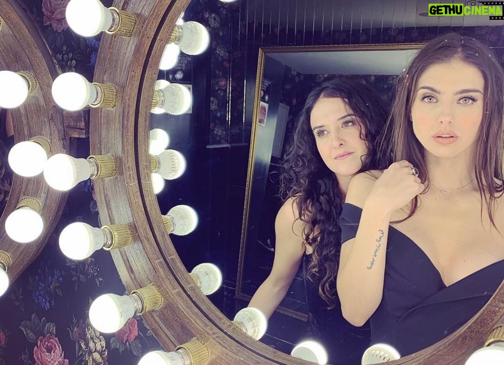 Michelle Renaud Instagram - FELIZ CUMPLEAÑOS a mi hermana,cómplice, psicologa, amiga favorita en el mundo !! Te amo con todo el corazón y deseo sigas siendo tan feliz como lo has sido siempre , llena de amor y de muchas bendiciones. 🎉🎉💗💗💗