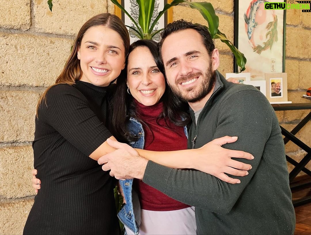 Michelle Renaud Instagram - A veces la vida te pone personas tan increíbles en tu camino, que es imposible no querer compartir algo de ellas con el mundo 🌎 Muchas gracias a nuestra talentosa y exitosa amiga Michelle Renaud, que nos acompaña en este primer episodio del proyecto “Me late Ser Humano”, donde nos permite conocer un poco más del “papel” más importante de su vida: el de la mujer, mamá y esposa de la “vida real”. En este diálogo, Mich nos comparte el proceso de construcción de una familia que la llena de orgullo, gratitud y amor. ¡Ya pueden escucharlo en YouTube y Spotify! 🎧 Enlace 🔗 en el perfil de “Me late Ser Humano”