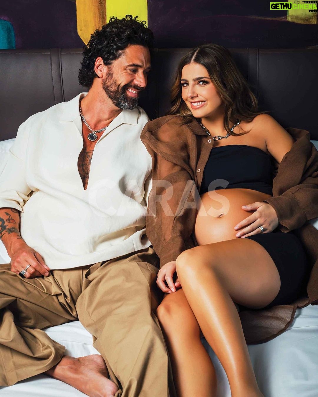 Michelle Renaud Instagram - #EXCLUSIVA La pareja de actores @michellerenaud y @matlechat nos contaron a detalle cómo planearon tener a su primer hijo en común, cómo se enteraron de la noticia y más. ❤️ (Link en historias). caras.com.mx #michellerenaud #matiasnovoa 📸 @einargonzalezphoto