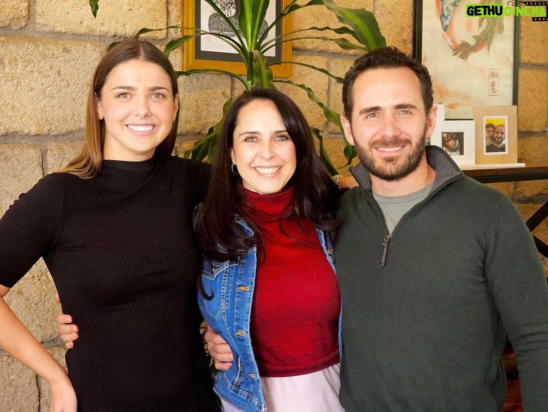 Michelle Renaud Instagram - A veces la vida te pone personas tan increíbles en tu camino, que es imposible no querer compartir algo de ellas con el mundo 🌎 Muchas gracias a nuestra talentosa y exitosa amiga Michelle Renaud, que nos acompaña en este primer episodio del proyecto “Me late Ser Humano”, donde nos permite conocer un poco más del “papel” más importante de su vida: el de la mujer, mamá y esposa de la “vida real”. En este diálogo, Mich nos comparte el proceso de construcción de una familia que la llena de orgullo, gratitud y amor. ¡Ya pueden escucharlo en YouTube y Spotify! 🎧 Enlace 🔗 en el perfil de “Me late Ser Humano”