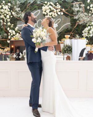 Michelle Renaud Instagram - Ame casarme con el amor de mi vida y no lo podía haber hecho con otro vestido que no fuera de @rosa_clara 🌟💍♥️