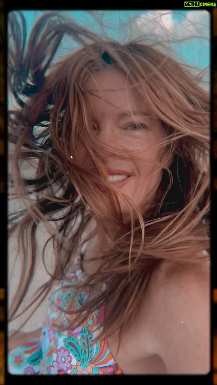 Michelle Stafford Instagram - Oh man!! Join me today for SKIN NATION SUNDAY!! I have SO much to tell you!! Hint: Look at my hair! Ok,today on Facebook page. The link is in the bio👆🏻See you at 1 pacific! 💛 #iamskinnation
