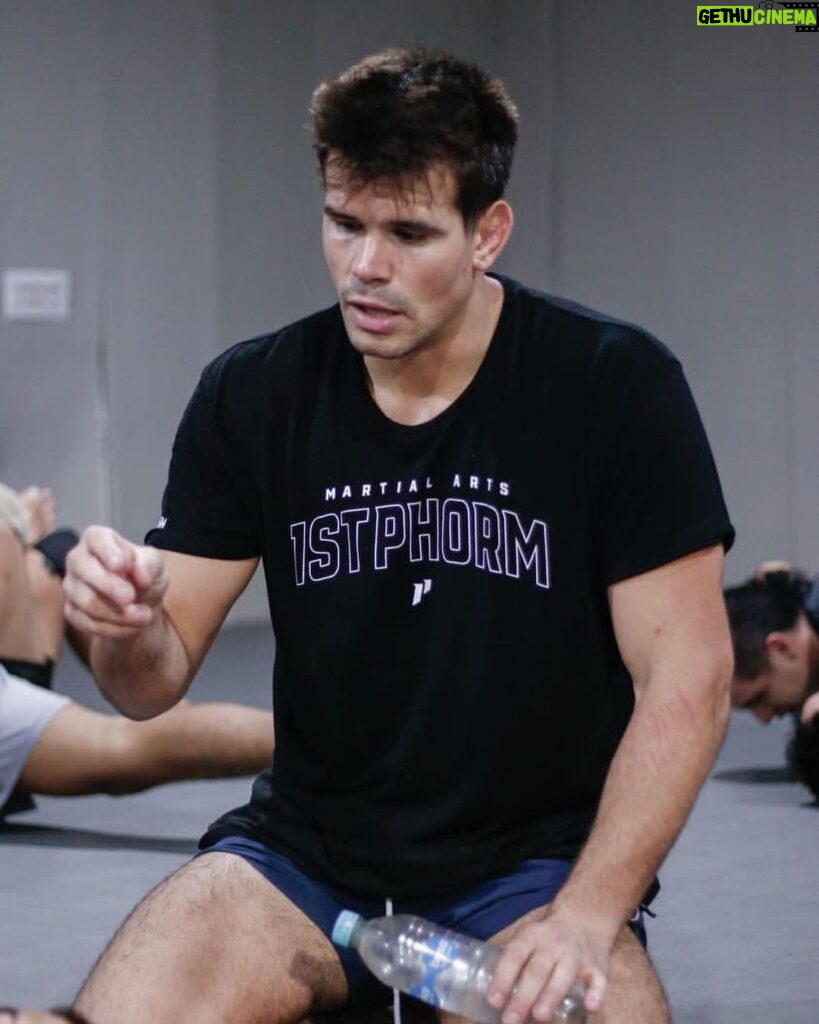 Mickey Gall Instagram - Showed a bunch of different techniques at the mma seminar @zonadecombatemma Guard passing, guard retention, guard posture, striking, clinching, sweeps and more. Great group of focused athletes 📸 @rnd.gallego Zona De Combate MMA
