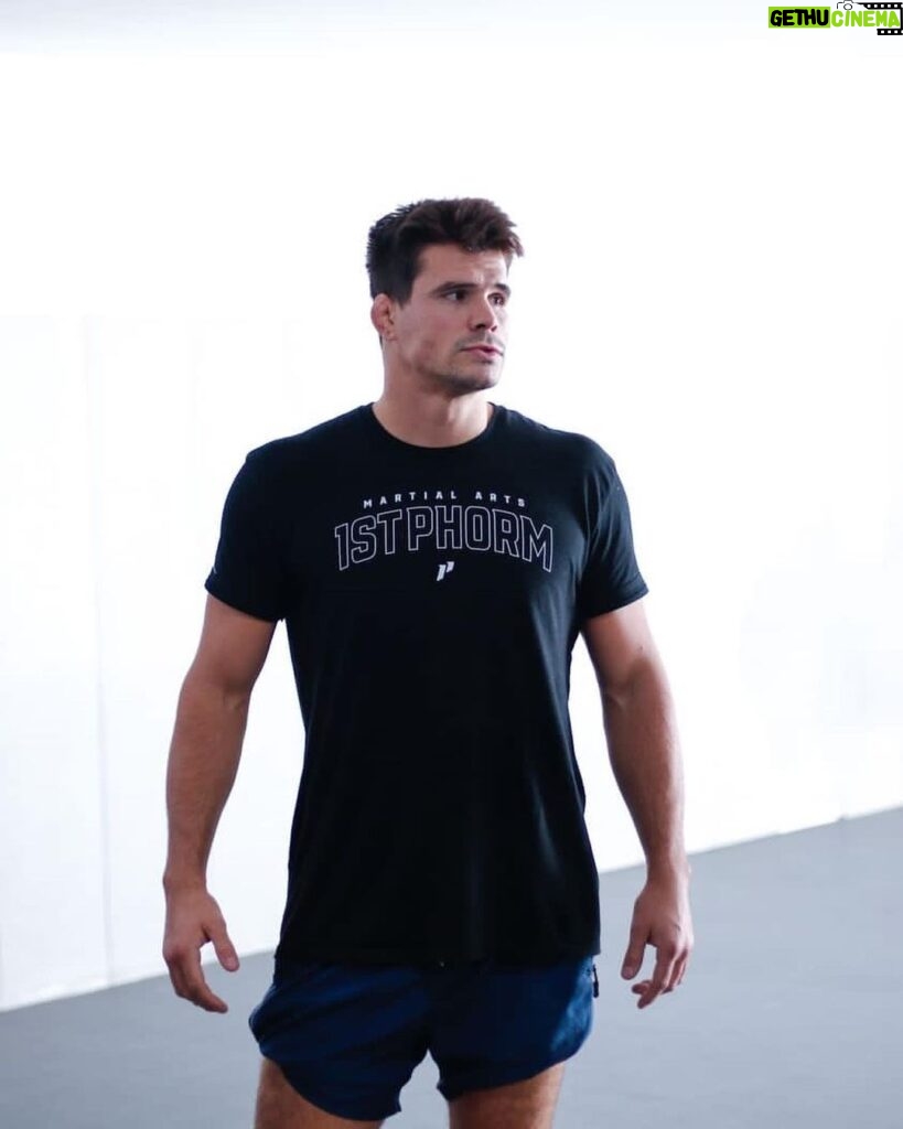 Mickey Gall Instagram - Showed a bunch of different techniques at the mma seminar @zonadecombatemma Guard passing, guard retention, guard posture, striking, clinching, sweeps and more. Great group of focused athletes 📸 @rnd.gallego Zona De Combate MMA