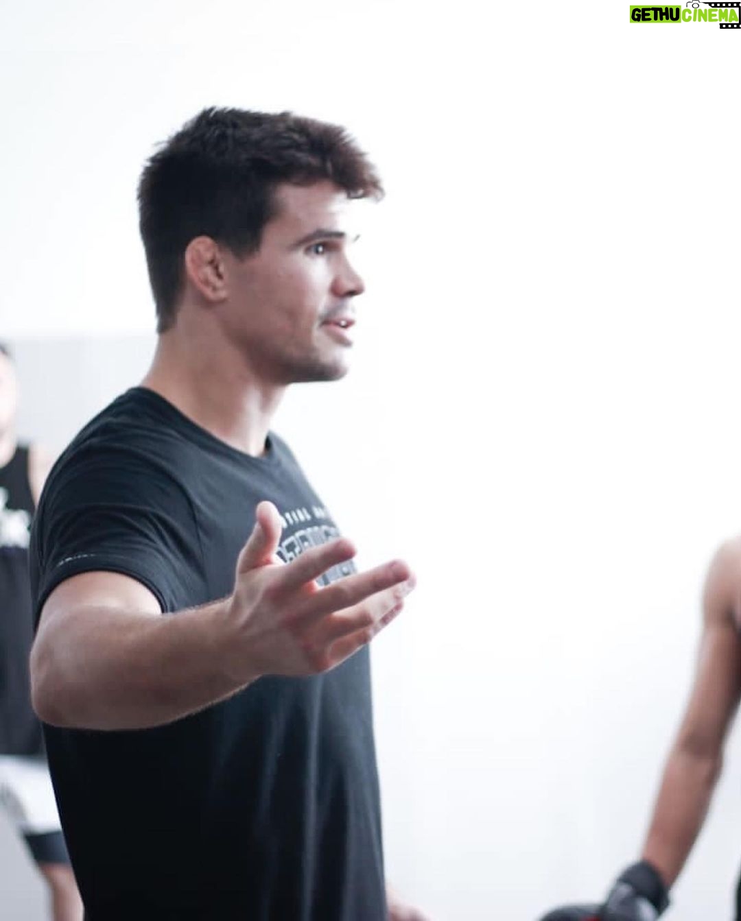 Mickey Gall Instagram - Showed a bunch of different techniques at the mma seminar @zonadecombatemma Guard passing, guard retention, guard posture, striking, clinching, sweeps and more. Great group of focused athletes 📸 @rnd.gallego Zona De Combate MMA