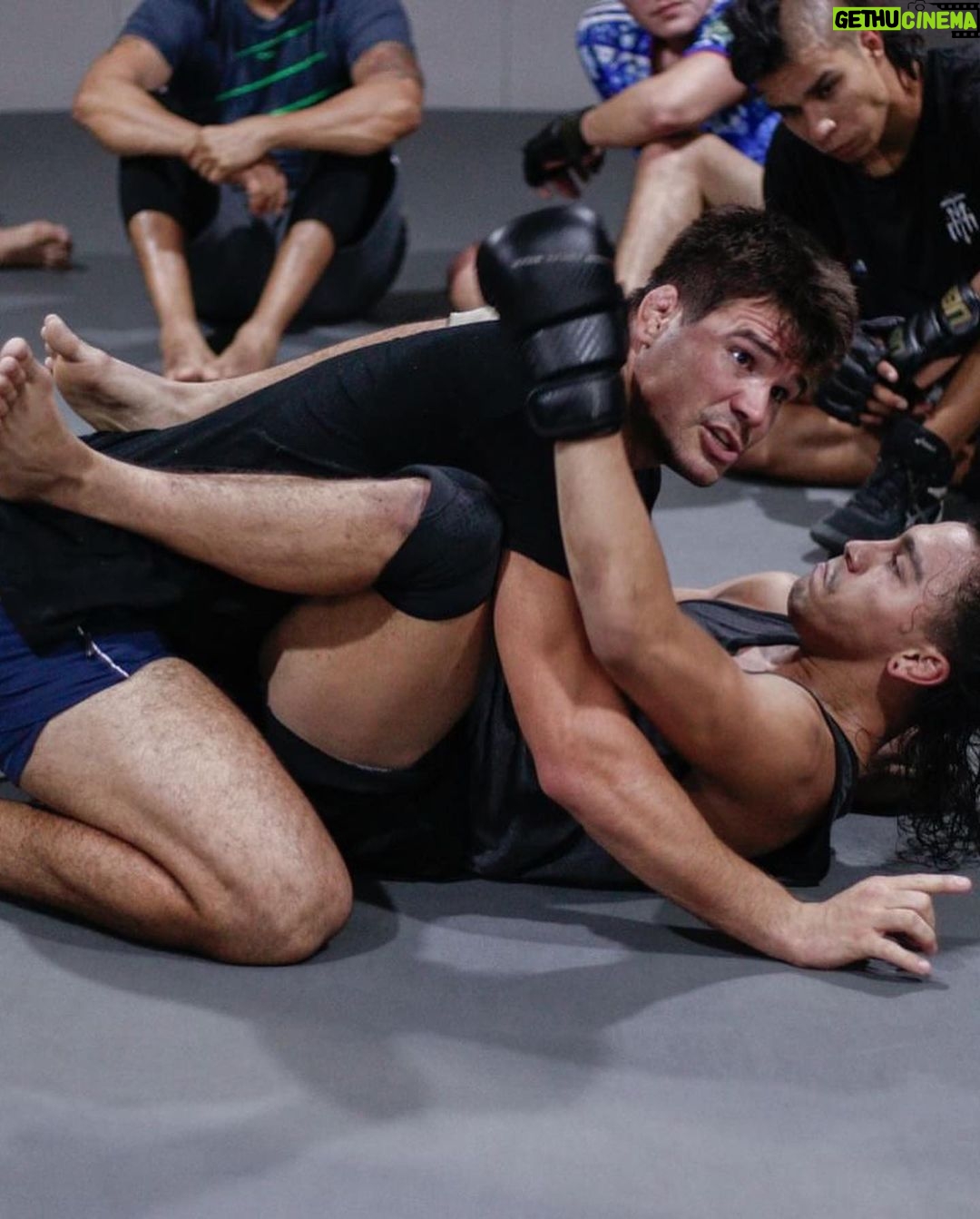 Mickey Gall Instagram - Showed a bunch of different techniques at the mma seminar @zonadecombatemma Guard passing, guard retention, guard posture, striking, clinching, sweeps and more. Great group of focused athletes 📸 @rnd.gallego Zona De Combate MMA