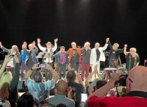 Micky Dolenz Instagram - Looks like we made it to the end!
What a great night at The Greek Theatre in LA… Thank you everyone who came to our show over the last few months~
@themonkees @videoranchofficial #mickydolenz #michaelnesmith #themonkeesfarewelltour #themikeandmickyshow  #wayneavers #themonkeesband