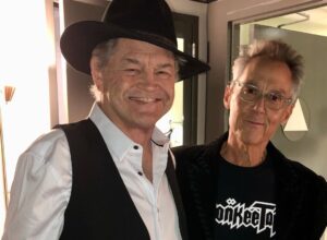 Micky Dolenz Instagram - Looks like we made it to the end!
What a great night at The Greek Theatre in LA… Thank you everyone who came to our show over the last few months~
@themonkees @videoranchofficial #mickydolenz #michaelnesmith #themonkeesfarewelltour #themikeandmickyshow  #wayneavers #themonkeesband