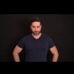 Miguel Augusto Rodríguez Instagram - La actuación es un “juego serio”; en estos tiempos donde la distancia impera, el crear un personaje con un par de párrafos parece una tarea titánica, sin embargo, el atreverse a pensar fuera la caja es la clave. Recordemos que todos tendrán el mismo texto, solo tú podrás aportar la diferencia, eso solo puede ocurrir si te escuchas. Acá un #tbt de una de esas tantas vidas que he querido interpretar, en su antes y después, en sólo segundos. Proyecto para #méxico🇲🇽 de la mano de mi manager @ricardoblancotalent , como dice él siempre “pa’lante” . . . . . #vidaactoral #actorslife #castingvirtual #selftapeaudition #play #tbtactoral🎭