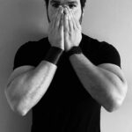 Miguel Augusto Rodríguez Instagram - Una sociedad que ha infravalorado el silencio, confundiendo Libertad de expresión con la seudo cultura del YOLO (you only live once/ tan solo se vive una vez) ha otorgado licencia para decir todo lo que se piensa, creando una reactividad en todos los integrantes que la conforman. La pregunta es, de manera sensata, ¿Pensamos lo que decimos? ¿Sentimos lo que decimos? O nos seguimos escudando en el egoísmo de imponer, ya que no damos cabida a equivocarnos, nuestra manera de pensar, sentir y juzgar llevándonos todo a nuestro paso. El silencio es necesario... el mayor riesgo será escucharte. . . . . . #lunesdeletras #aprenderacallar #silencio #pausa #empatia #luto #enjoythesilence #escritoseninstagram #reflexiones #sociedaddelcansancio