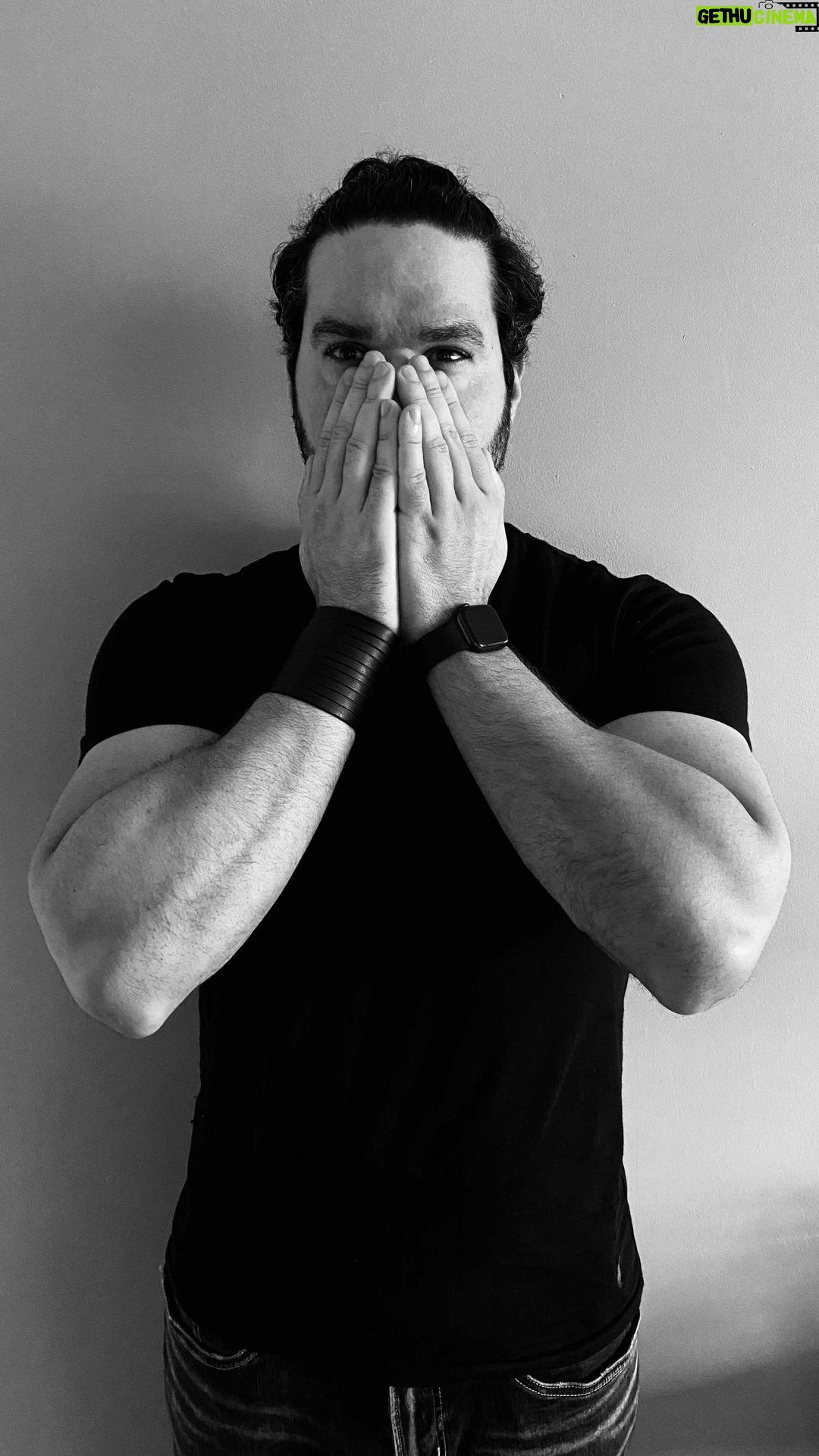 Miguel Augusto Rodríguez - 362 Likes - Una sociedad que ha infravalorado el silencio, confundiendo Libertad de expresión con la seudo cultura del YOLO (you only live once/ tan solo se vive una vez) ha otorgado licencia para decir todo lo que se piensa, creando una reactividad en todos los integrantes que la conforman. La pregunta es, de manera sensata, ¿Pensamos lo que decimos? ¿Sentimos lo que decimos? O nos seguimos escudando en el egoísmo de imponer, ya que no damos cabida a equivocarnos, nuestra manera de pensar, sentir y juzgar llevándonos todo a nuestro paso. El silencio es necesario... el mayor riesgo será escucharte.
.
.
.
.
.
#lunesdeletras #aprenderacallar #silencio #pausa #empatia #luto #enjoythesilence #escritoseninstagram #reflexiones #sociedaddelcansancio