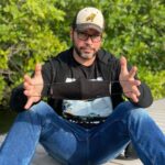 Miguel Augusto Rodríguez Instagram - Me duele Quererte , la distancia la deje de contar en kilómetros y han pasado a ser kilos de nostalgia entre pecho y espalda de un Muchacho Solitario; solitario por no quererme uniformar con aquel que alzaba un puño, o aquellos que asfixian con la bota. Y juro que Yo Quería dejar atrás, que el querer querer se impusiera como norte, Pero como Olvidar los febreros sangrientos, los diciembres de engaño. Como olvidar una diáspora hambrienta, donde los sueños se cambian por pedazos de pan; algún día llegará la oportunidad de vernos al espejo y no desviar la mirada, quizás allí, sin parpadeo, sin máscara, nos preguntemos ¿Qué he de hacer Para que me Perdones mi eterna Venezuela? Ya que el Fanático recuerda Todo de sus ídolos y el Enamorado, se lo deja pasar. Lo peor de un país es tener memoria corta, eso cercena la historia, la condena, la hace repetirse y nos quita identidad; o quizás exista memoria selectiva, la cual nos hace ser parte de el problema. Bienaventurado aquel que ha aprendido a leer entre líneas ya que no carga con el peso de las máscaras. . . . . . . #lunesdeletras #paginassueltas #miguelaugustorodriguez #memoriacorta #escritormiami #algundia Miami, Florida
