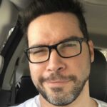 Miguel Augusto Rodríguez Instagram - Admito mi cansancio e incluso aburrimiento al escuchar “por algo pasan las cosas”, “lo mejor es lo que pasa” , esa manera tan particular de utilizar el Determinismo a nuestra conveniencia; de esa manera de buscar un bálsamo para un accionar fallido. Las cosas no suceden muchas veces por no atrevernos a que sucedan; y no, no hay que conformarse con el “por algo no paso”. Prefiero arrepentirme, fallar, caerme, pero jamas quedarme con él “que hubiese pasado si...” ya que como siempre digo: “los hubiese... no existen” . Arriesguémonos, al final de cuentas el No ya lo tenemos en nuestras manos. Por eso : “Hazlo... llegará el día en que el futuro no te alcance y te sobre demasiado pasado” . . . . . #lunesdeletras #paginassueltas #arriesgar #contemplar #escritoresdeinstagram #reelsenespañol #reelsenletras