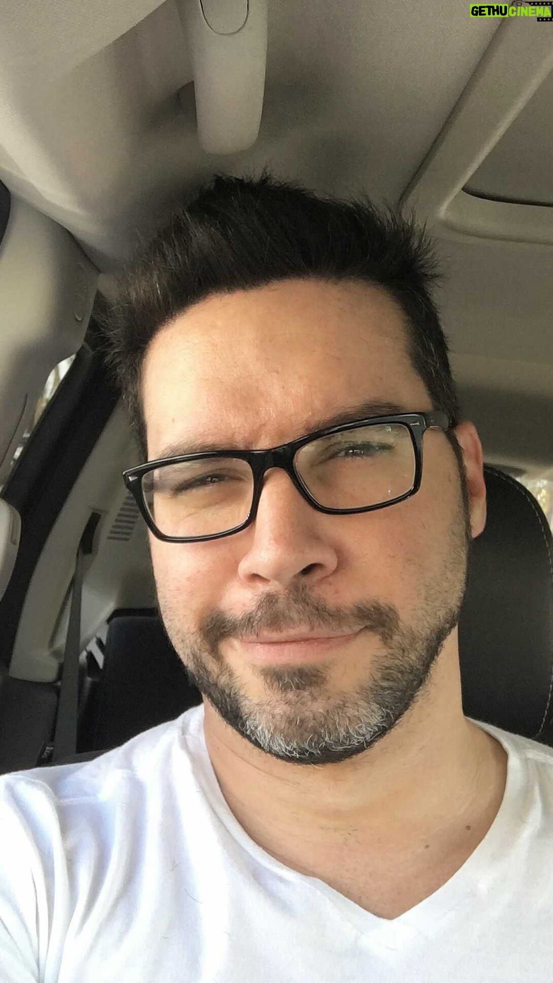 Miguel Augusto Rodríguez - 376 Likes - Admito mi cansancio e incluso aburrimiento al escuchar “por algo pasan las cosas”, “lo mejor es lo que pasa” , esa manera tan particular de utilizar el Determinismo a nuestra conveniencia; de esa manera de buscar un bálsamo para un accionar fallido. Las cosas no suceden muchas veces por no atrevernos a que sucedan; y no, no hay que conformarse con el “por algo no paso”. Prefiero arrepentirme, fallar, caerme, pero jamas quedarme con él “que hubiese pasado si...” ya que como siempre digo: “los hubiese... no existen” .
Arriesguémonos, al final de cuentas el No ya lo tenemos en nuestras manos. Por eso :
“Hazlo... llegará el día en que el futuro no te alcance y te sobre demasiado pasado”
.
.
.
.
.
#lunesdeletras #paginassueltas #arriesgar #contemplar #escritoresdeinstagram #reelsenespañol #reelsenletras