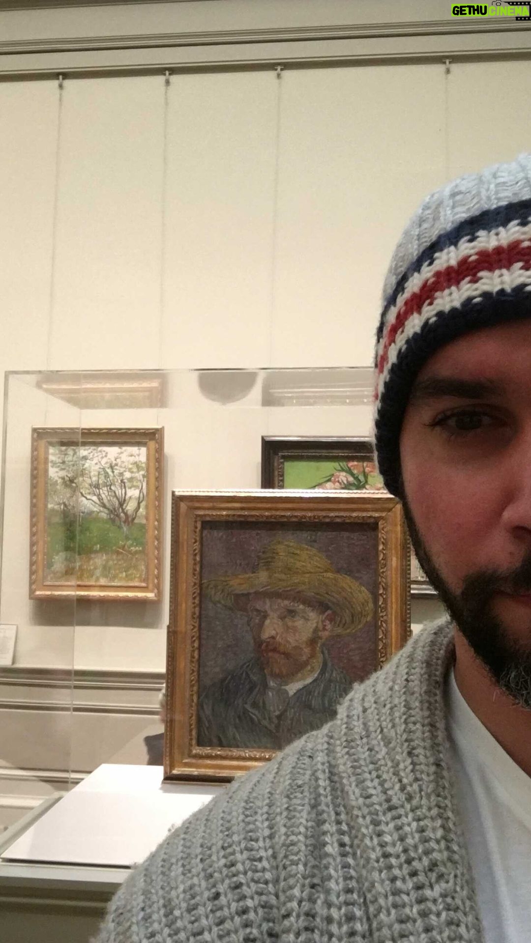 Miguel Augusto Rodríguez - 226 Likes - Cuidado a quien se le rinde honores... los aplausos pueden caer en las solapas equivocadas, insuflando un pecho que poco tenga que decir.
¿Cual es tu cuadro favorito? ¿Pintor favorito? Los leo, abrazo grande!
.
.
.
.
.
#lunesdeletras #paginassueltas #reflexiones #vincentvangogh #obradearte #pintores #cuadros #escritossueltos #reelenpalabras #escritormiami