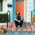 Miguel Augusto Rodríguez Instagram - Parecen perros y gatos! - escucho a la vecina proferirle a sus hijos, tratando de detener la pelea - él empezó - Al continuar mi camino no puedo evitar reírme; pero me quedo pensando en la frase “perros y gatos” y su eterna rivalidad. Siempre pensé que era más de perros, mascotas maravillosas de compañía, sumada las veces que enaltecemos su amor incondicional. Nuestra niñez y adolescencia, incluso parte de nuestra vida adulta es parecida a los perros, siendo criaturas de manada, adaptándonos a cualquier entorno, buscando atención y obviamente aprobación, corredores infatigables de largas distancias para vivir de un momento a otro. Y cuando de amar se trata, entregados como tan solo los perros saben hacerlo esperando al amo, sin importar la hora y el sitio pero siempre sonriendo y moviendo la cola... con el tiempo descubrí que soy más gato, ya no corro largas distancias, solo lo necesario, ya no busco presas de manera desesperada para aumentar la cuenta sino que cazo con paciencia sueños; mis entornos son los indispensables, la compañía muy selecta, ya no hay búsqueda de atención y menos de aprobación, más individuo menos manada... Con el tiempo he aprendido que hay que amar como aman los perros pero siempre sabiendo que debemos ser gatos. ¿Gatos ó Perros? . . . . . 📷 @insertideaunit #tbt #paginassueltas #perrosygatos #writermiami #writersofinstagram #entreparentesis #cuentoscortos #stairsmiami #reflexionesdiarias