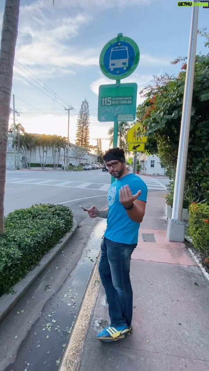 Miguel Augusto Rodríguez - 281 Likes - ¿Si todos los caminos conducen a Roma, cuál es el miedo a perderse? Es necesario jugar al escondite en solitario para volver a encontrarse. Más que mapas confiemos en brújulas , ellas siempre indicarán el Norte.
.
.
.
.
.
.
@insertideaunit #lunesdeletras #entreparentesis #parrafossueltos #cuentosdeunparrafo #escritosmiami #escritor #paginassueltas