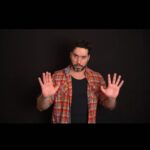 Miguel Augusto Rodríguez Instagram - La actuación es un “juego serio”; en estos tiempos donde la distancia impera, el crear un personaje con un par de párrafos parece una tarea titánica, sin embargo, el atreverse a pensar fuera la caja es la clave. Recordemos que todos tendrán el mismo texto, solo tú podrás aportar la diferencia, eso solo puede ocurrir si te escuchas. Acá un #tbt de una de esas tantas vidas que he querido interpretar, en su antes y después, en sólo segundos. Proyecto para #méxico🇲🇽 de la mano de mi manager @ricardoblancotalent , como dice él siempre “pa’lante” . . . . . #vidaactoral #actorslife #castingvirtual #selftapeaudition #play #tbtactoral🎭