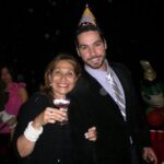 Miguel Augusto Rodríguez Instagram - “Y es la madre en su ternura, la que posa su mano en el hombro de su hijo. Y con esas sonrisas que sólo ellas saben dispensar, lo mira a los ojos susurrándole: Tranquilo hijo, todo saldrá bien, el tiempo De Dios es perfecto! - y el hijo por momentos se pierde al pensar que el tiempo de Dios jamás será el de él ... - pero con esa sonrisa que sólo ellas saben dispensar, la mira de vuelta susurrándole: tranquila mamá, todo saldrá bien, te tengo a ti. (Para qué entrar en detalles, se dice el joven mientras la abraza.)” Feliz día de las Madres, feliz día Mamá @ggv50 , por más abrazos y por más palabras que estrechen la distancia ❤️te amo. #mothersday #felizdiadelasmadres #motherslove #always Fissou GiN's