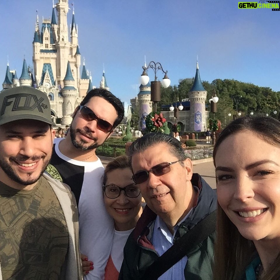 Miguel Augusto Rodríguez Instagram - Un #tbt de un “tal día como hoy” hace unos cuantos años… con el tiempo uno entiende que no existe nada más importante que la familia. Pronto juntos❤️ @nandox82 @purplegalaxy85 @ggv50