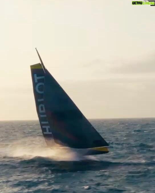 Miguel Bernardeau Instagram - Volando en el IMOCA con @hublot y su capitán @alan_roura , Gracias!! #hublotsailingteam Lorient la Base