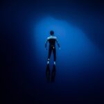 Miguel Bernardeau Instagram – Azul oscuro casi negro 

📸: @keanusutra