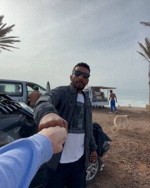 Miguel Bernardeau Instagram - Que viaje 💙🙏🏽 Marruecos 
No me voy a olvidar nunca 
@aduramatriain @diejacho @alex__gontan y todo el mundo que nos hemos encontrado por el camino ❤️ no me lo esperaba.